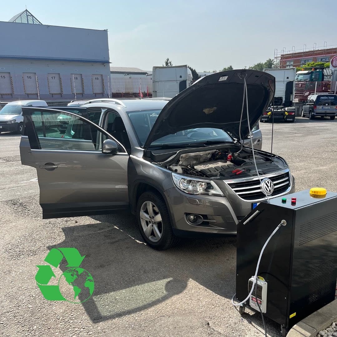 Vodíková dekarbonizace České Budějovice — HHO přístroj připojený k motoru