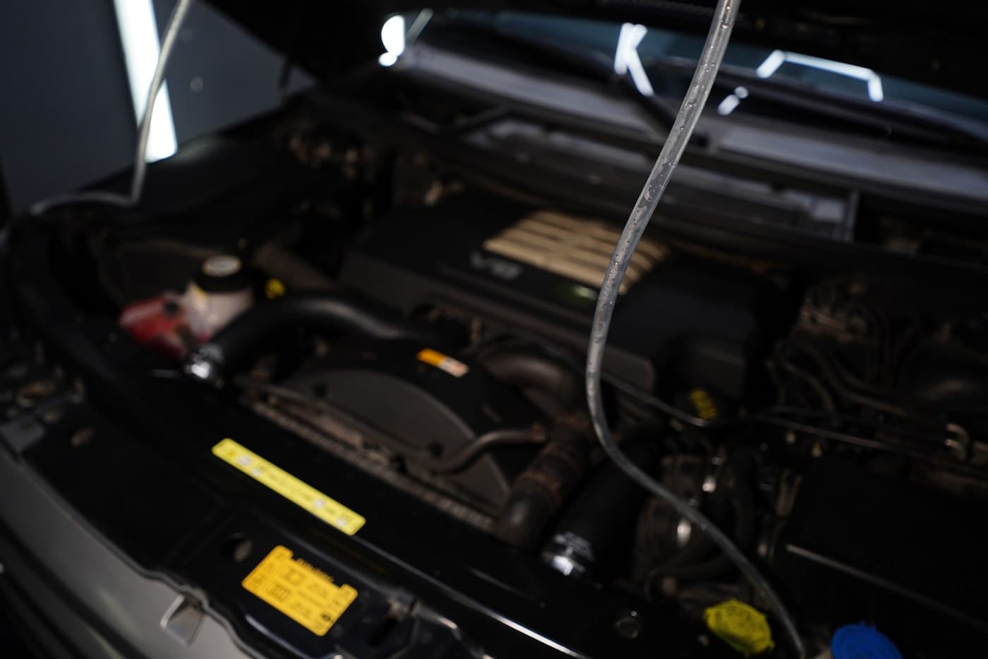 Motor při vodíkové dekarbonizaci — HHO hadice připojená k sání